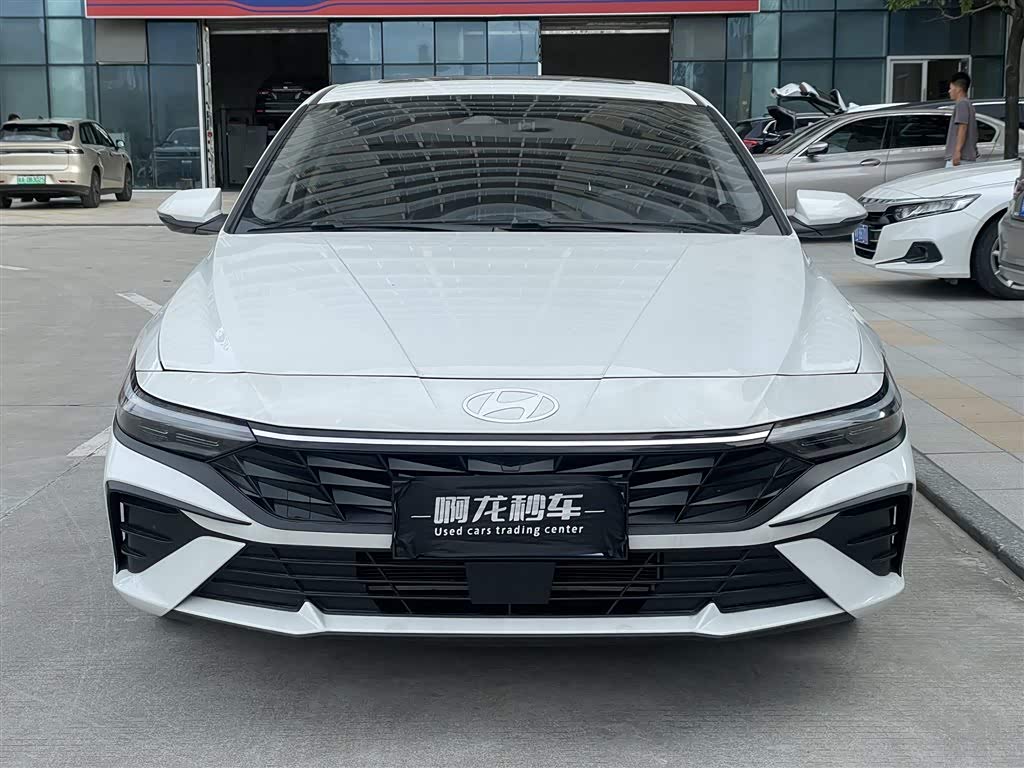 Hyundai Elantra 1.5 л 2025 г. Белый, пробег 13000 км