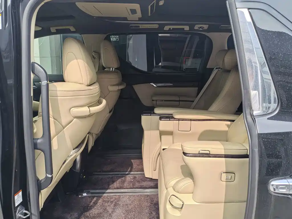 Toyota Alphard — миниатюра 9