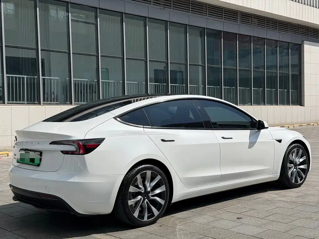 Tesla Model 3 — миниатюра 6