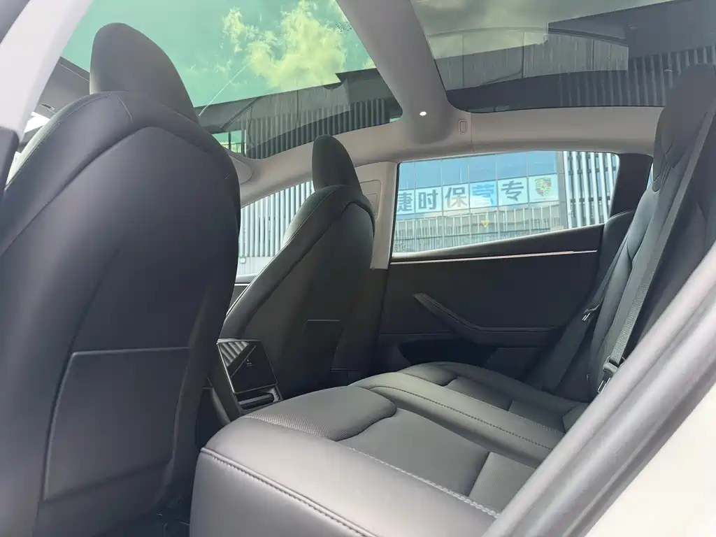 Tesla Model 3 — миниатюра 12