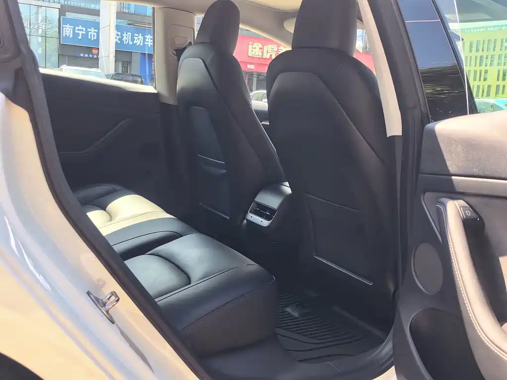 Tesla Model 3 — миниатюра 12