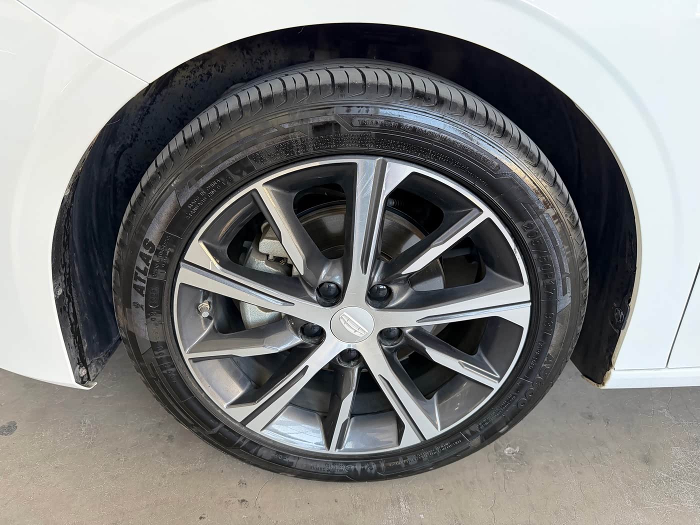 Geely Emgrand 1.5 л 2023 г. Белый, пробег 26000 км