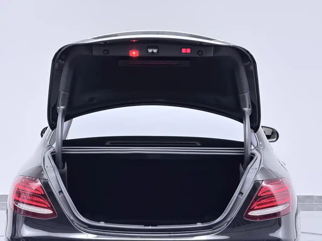 Mercedes-Benz E-Class — миниатюра 20