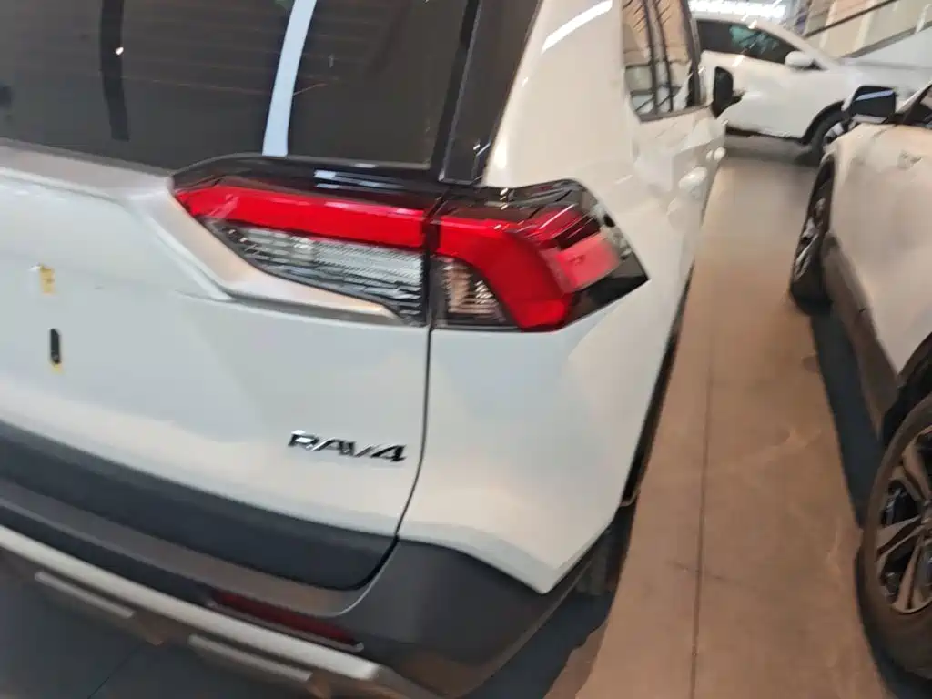 Toyota RAV4 — миниатюра 8