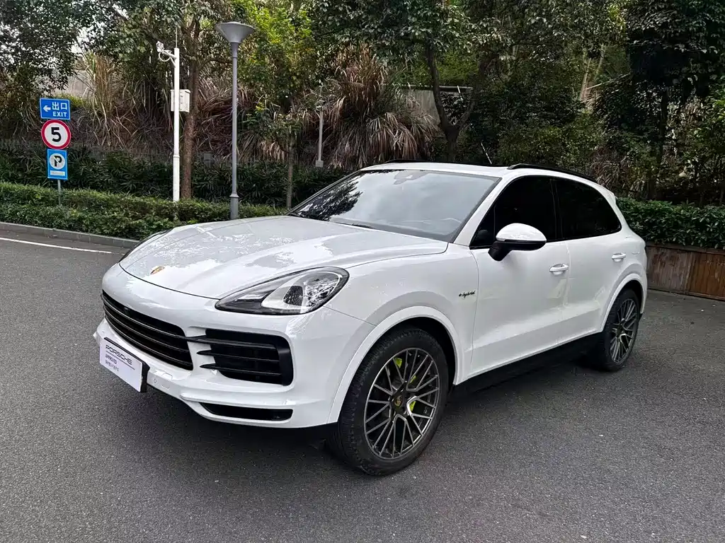 Porsche Cayenne Hybrid 2023