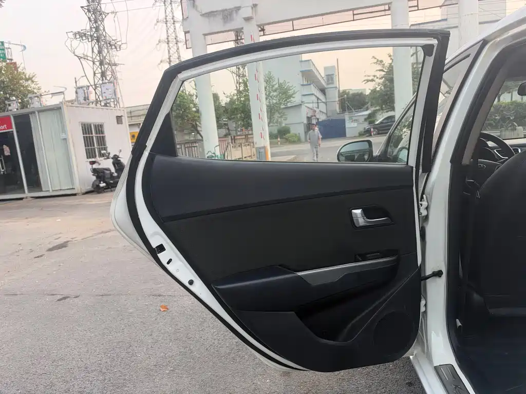 Kia K2 — миниатюра 10