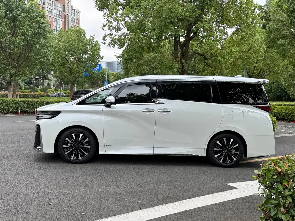 Toyota Vellfire — миниатюра 2