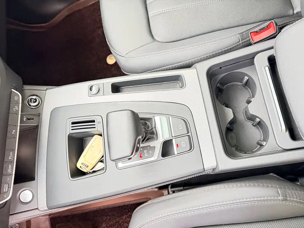 Audi Q5L - фото 8