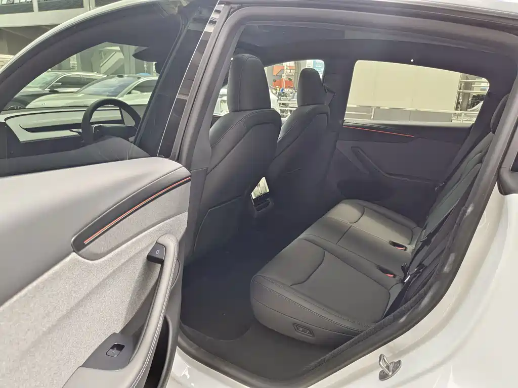 Tesla Model Y — миниатюра 5