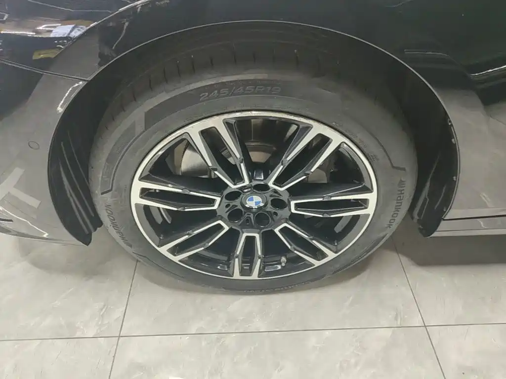 BMW 5 Series — миниатюра 23