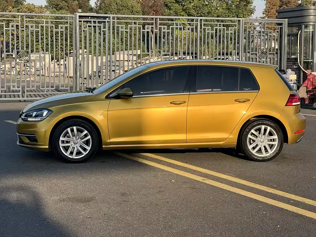 VOLKSWAGEN GOLF
