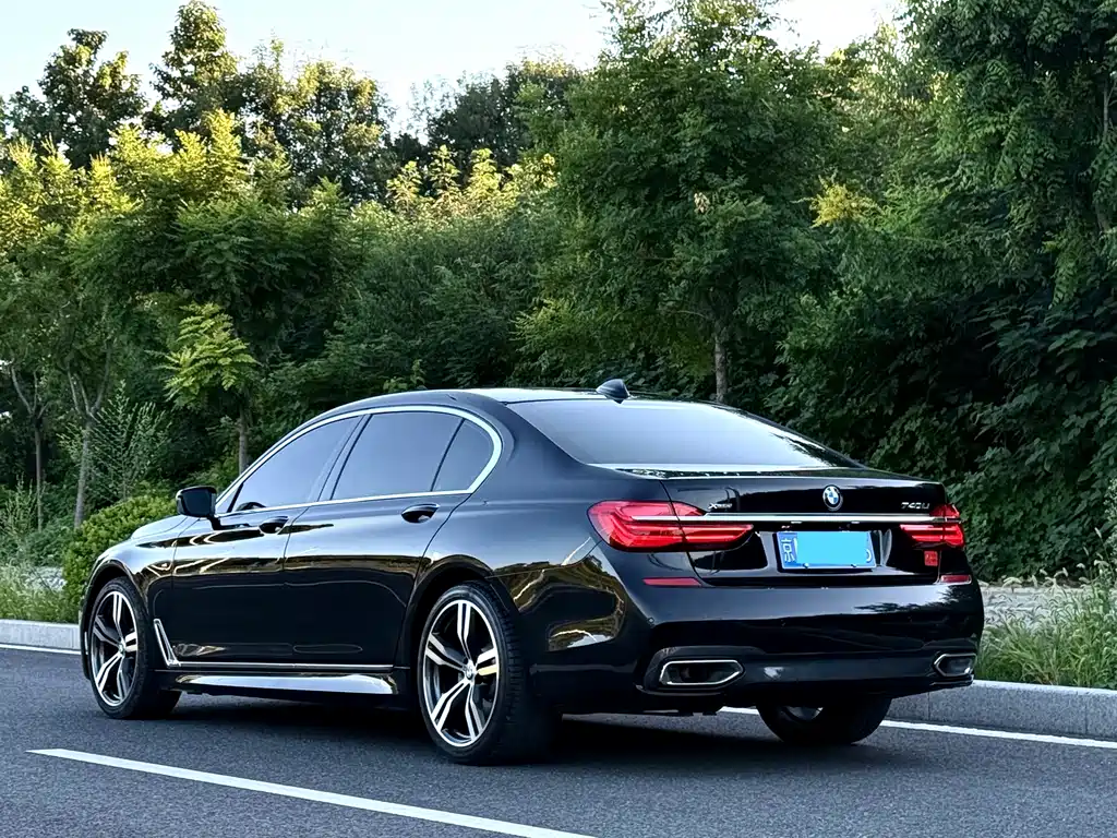 BMW 7 Series — миниатюра 4