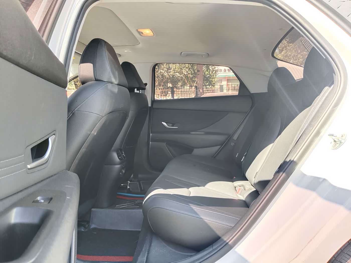 Hyundai Elantra 1.5 л 2024 г. Белый, пробег 15000 км