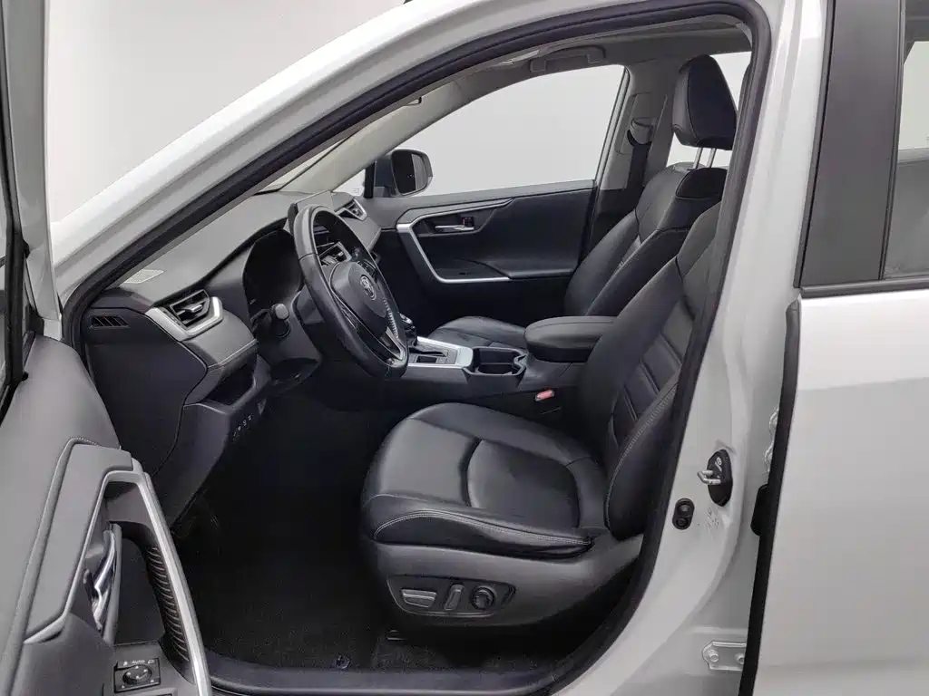 Toyota RAV4 — миниатюра 10