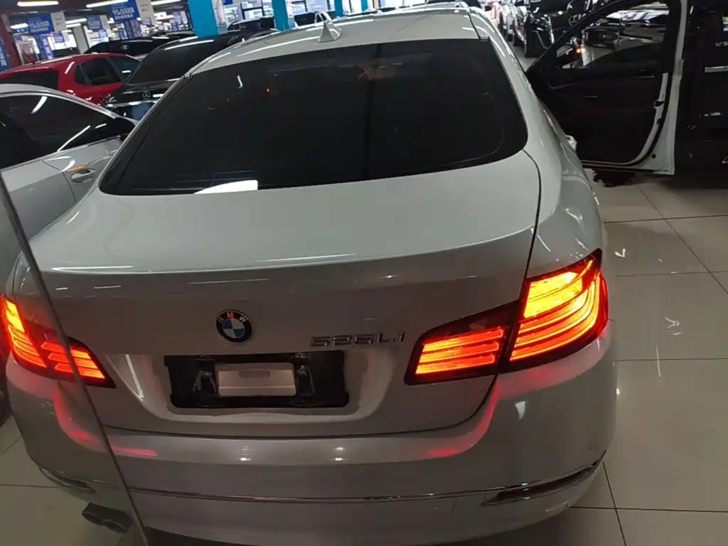 BMW 5 Series — миниатюра 6