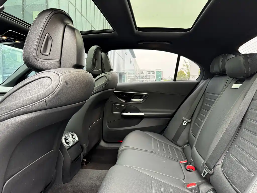 Mercedes-Benz C-Class — миниатюра 7