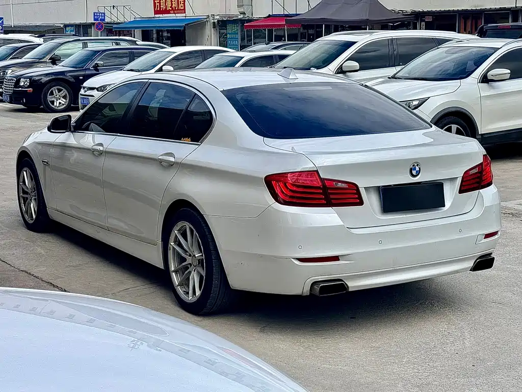 BMW 5 Series — миниатюра 9