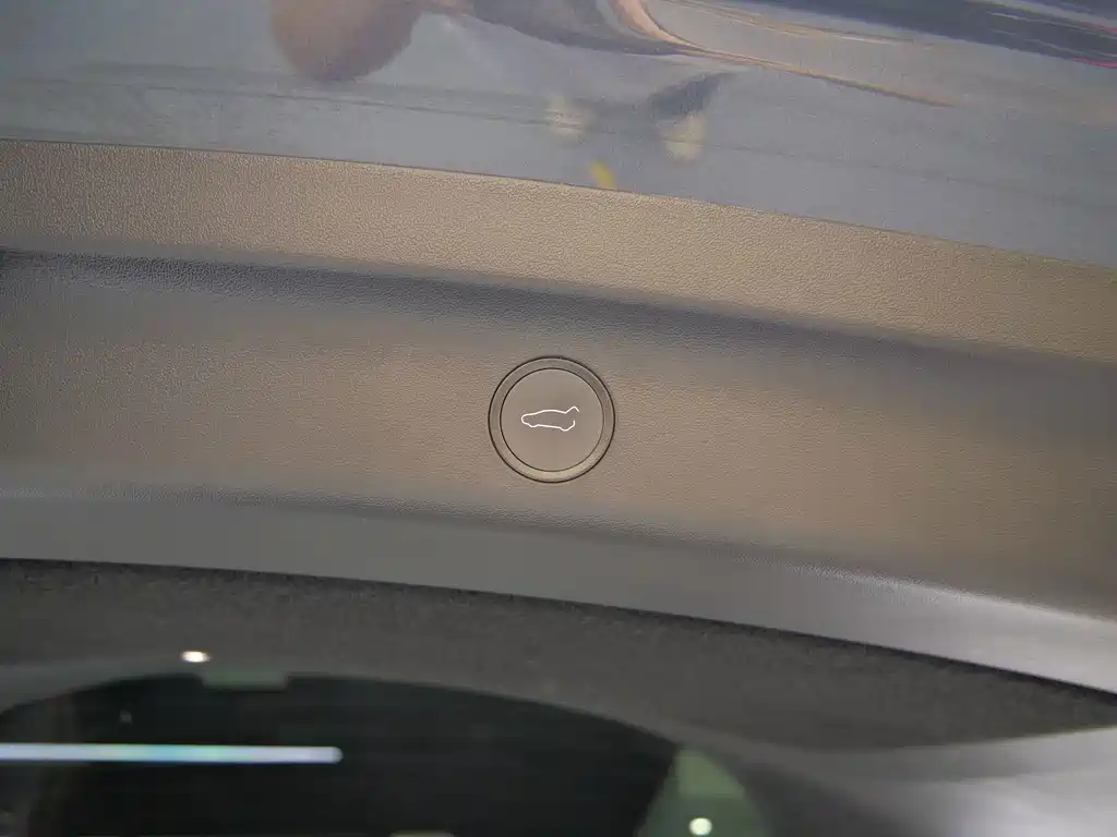 Tesla Model Y — миниатюра 18