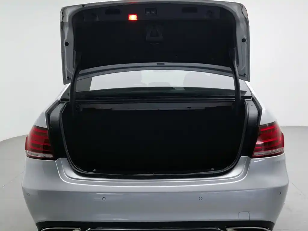 Mercedes-Benz E-Class — миниатюра 16