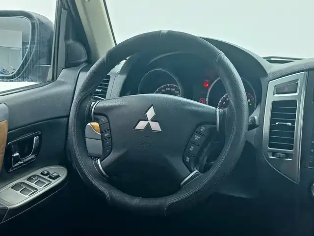 Mitsubishi Pajero (Import) — миниатюра 8
