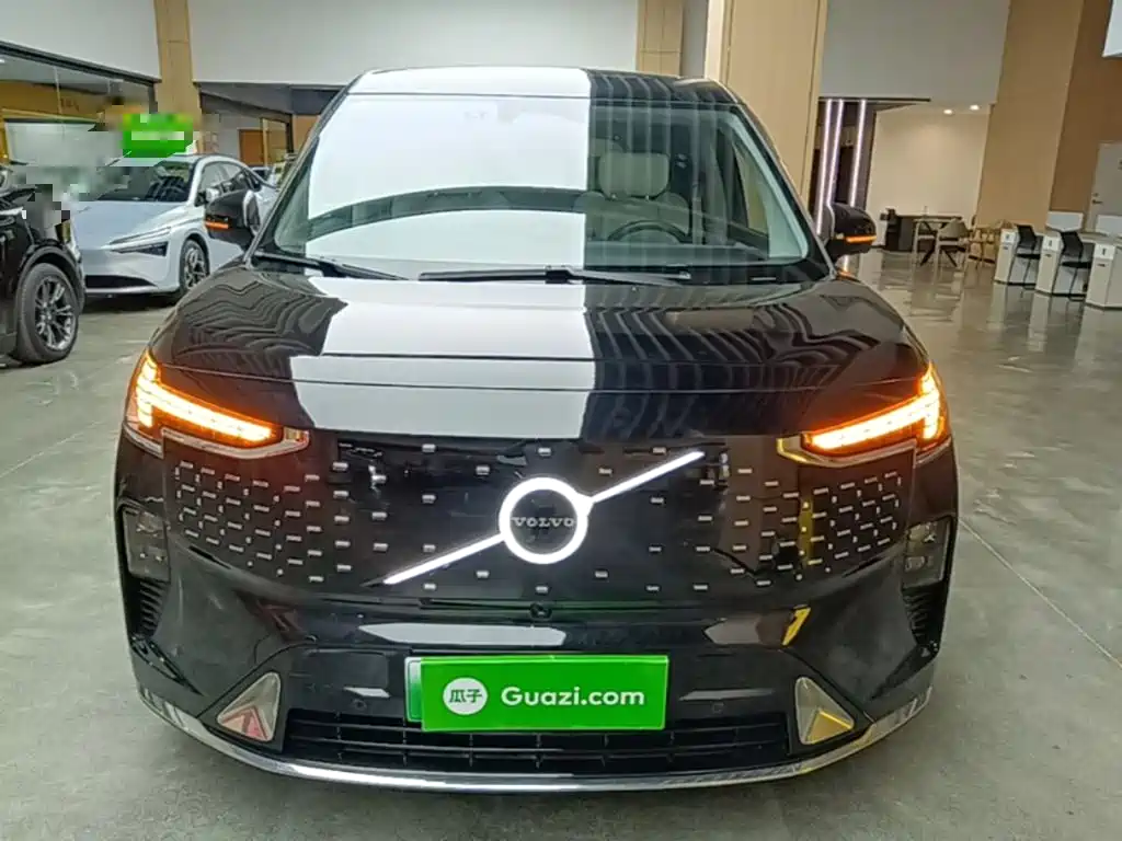Volvo EM90 2025 Ultra мест
