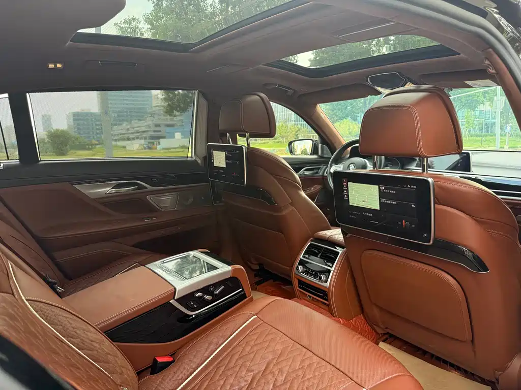 BMW 7 Series — миниатюра 11