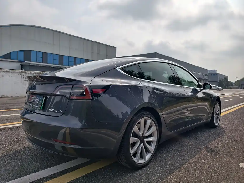 Tesla Model 3 — миниатюра 9