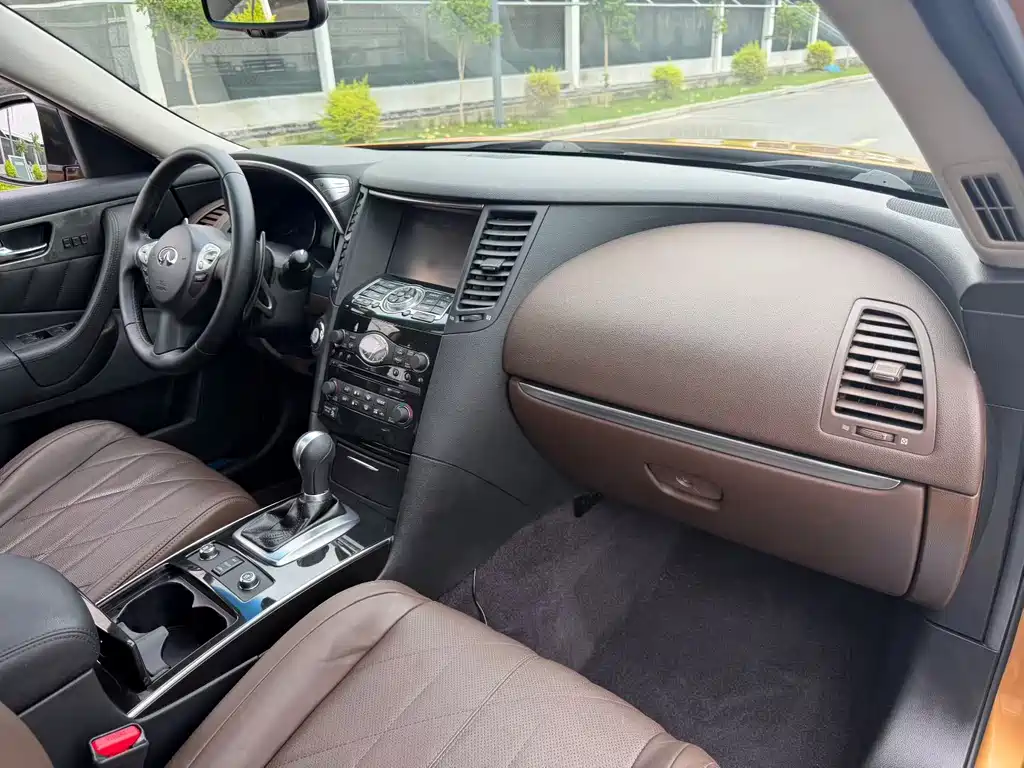 Infiniti QX70 — миниатюра 13