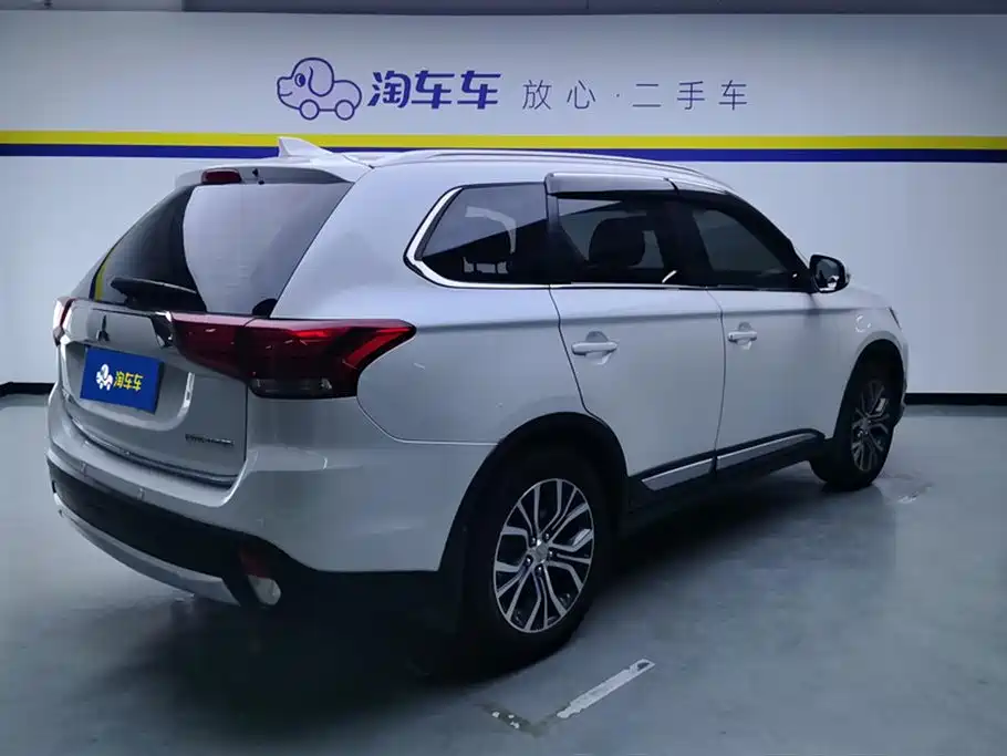 Mitsubishi Outlander 2018 2.0L 7 мест