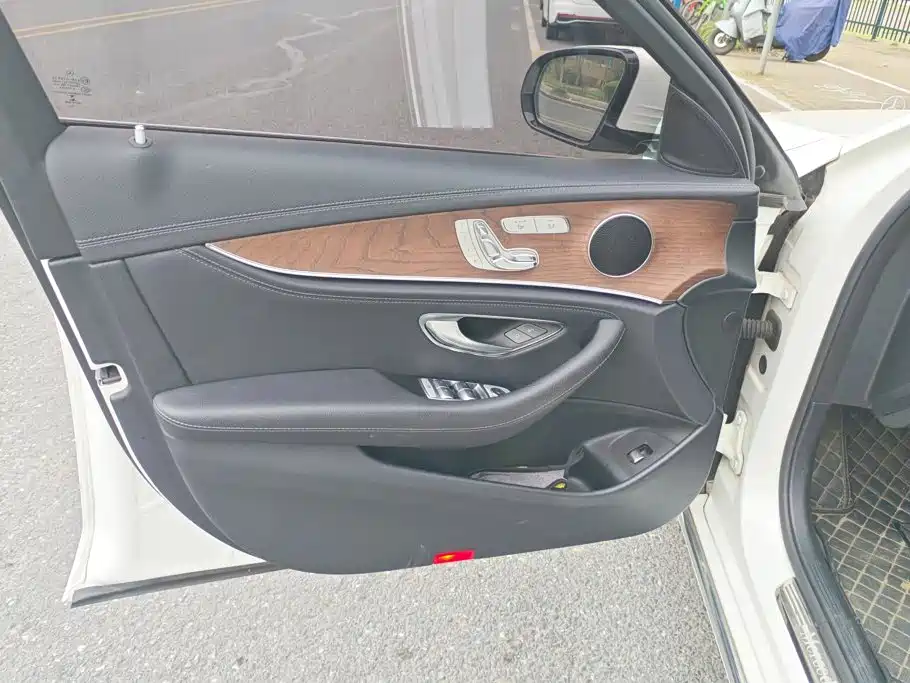 Mercedes-Benz E-Class — миниатюра 7