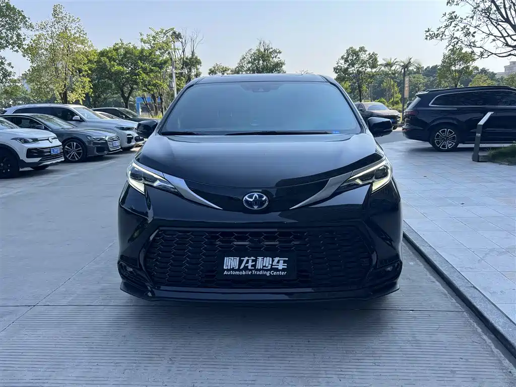 Toyota Sienna — миниатюра 2