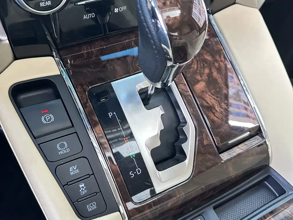 Toyota Alphard — миниатюра 12