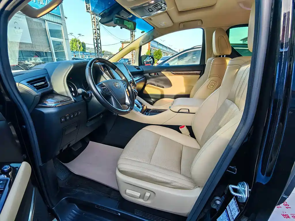Toyota Alphard — миниатюра 6