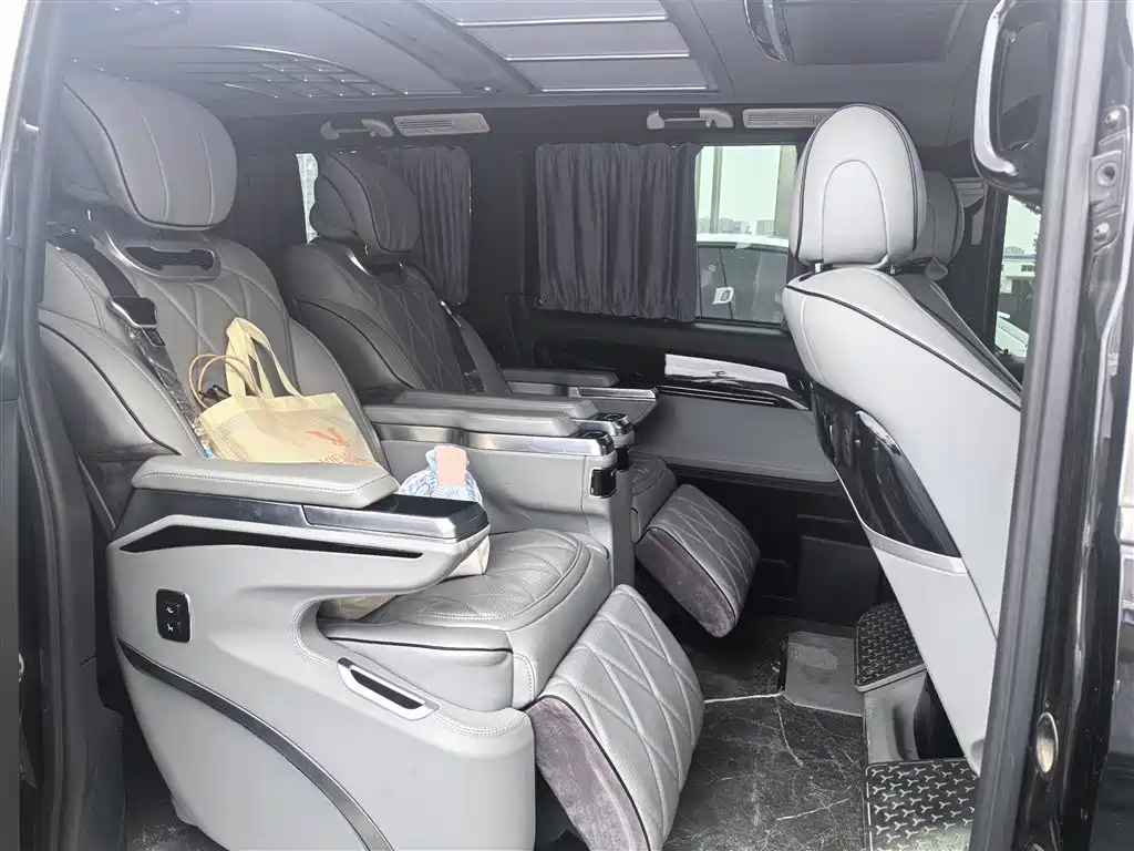 Mercedes-Benz Vito 2023 2.0T Elite 7 мест