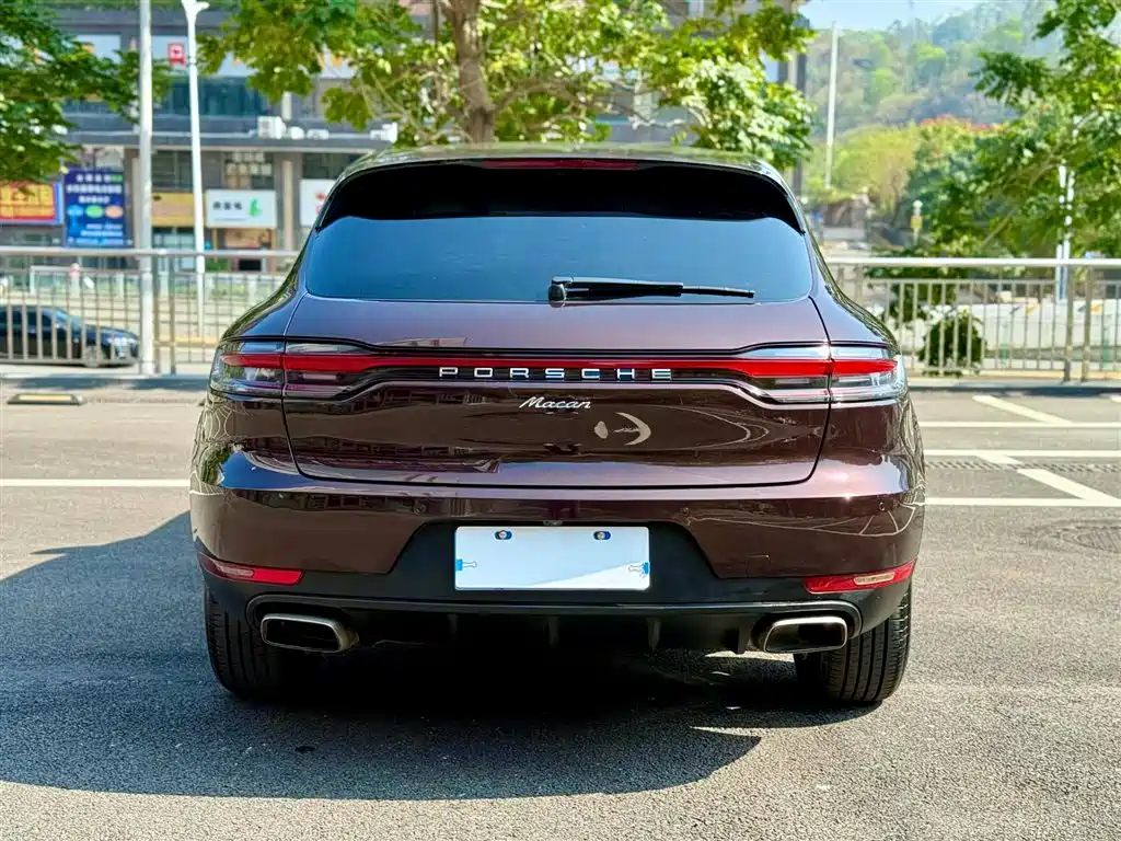 PORSCHE MACAN