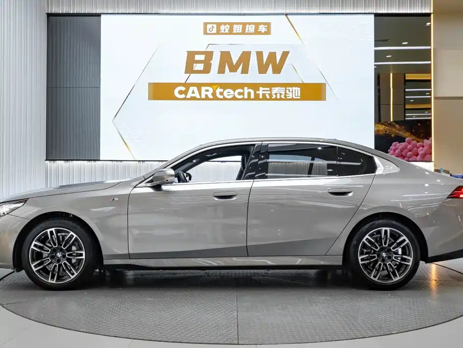 BMW 5 Series — миниатюра 3
