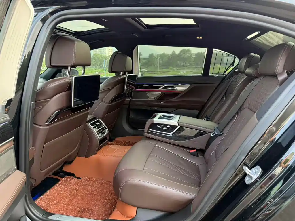 BMW 7 Series — миниатюра 6