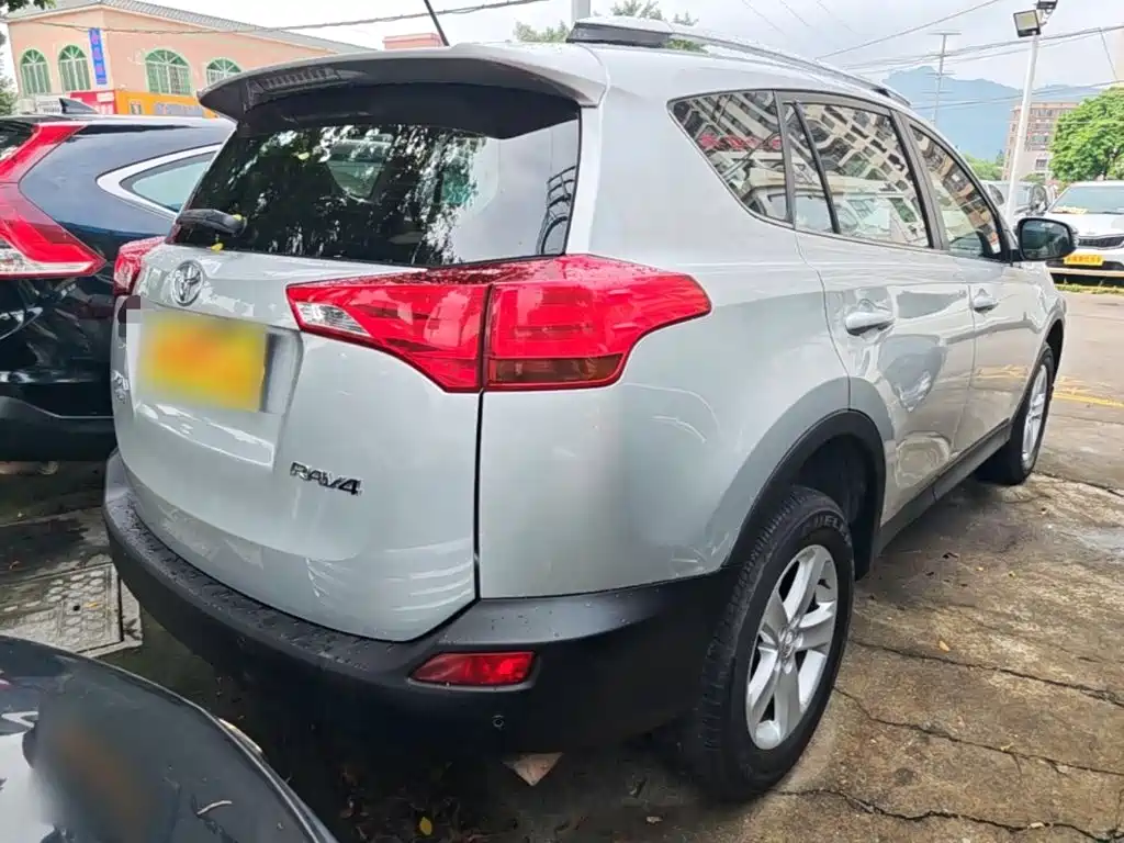 Toyota RAV4 — миниатюра 7