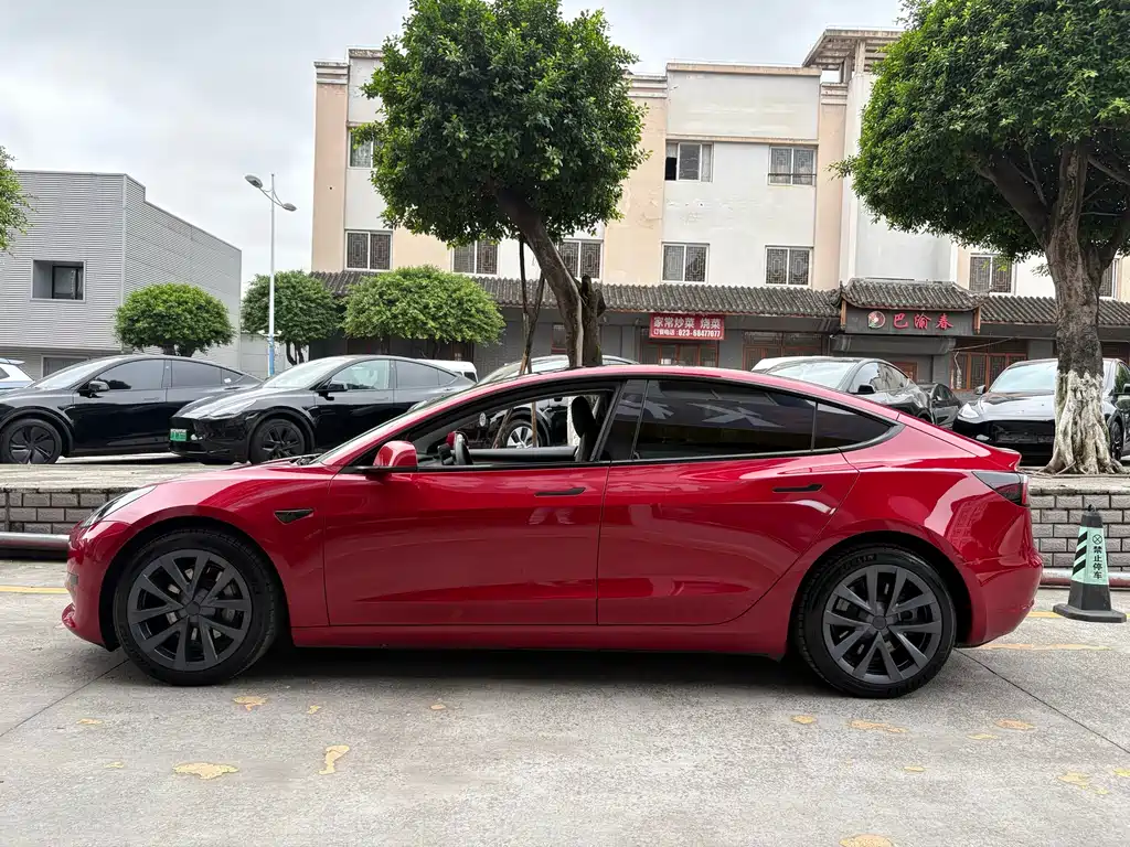 Tesla Model 3 — миниатюра 2