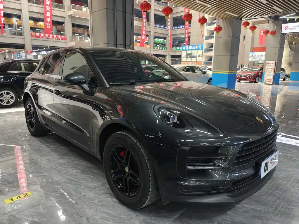 PORSCHE MACAN