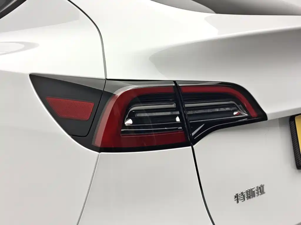 Tesla Model Y — миниатюра 15