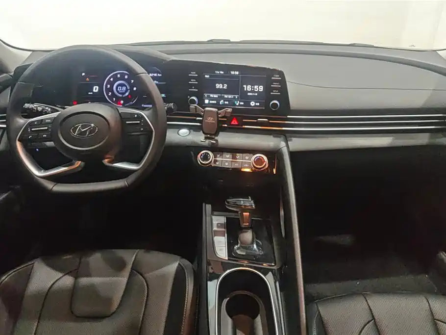 Hyundai Elantra - фото 12