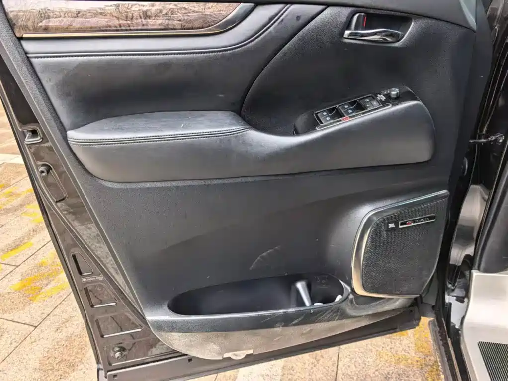 Toyota Alphard — миниатюра 8
