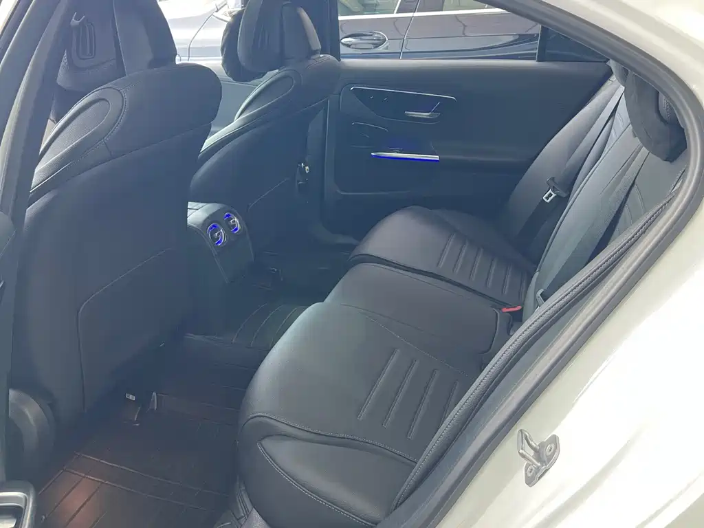 Mercedes-Benz C-Class — миниатюра 6