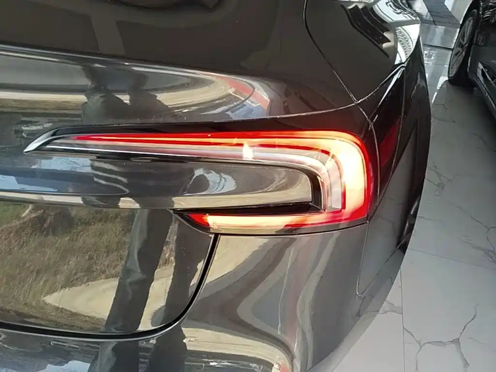 Tesla Model 3 — миниатюра 8