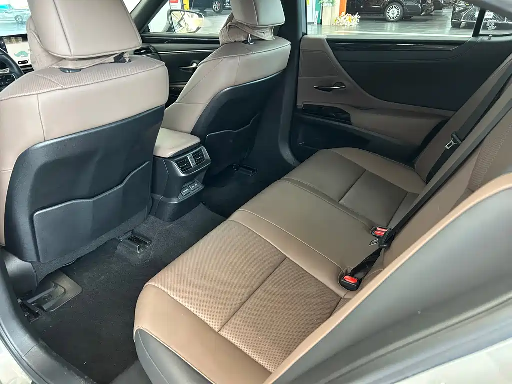 Lexus ES — миниатюра 10