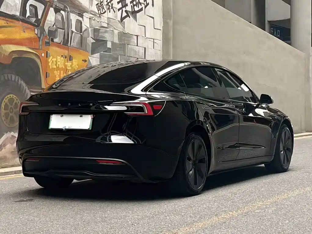 Tesla Model 3 — миниатюра 3