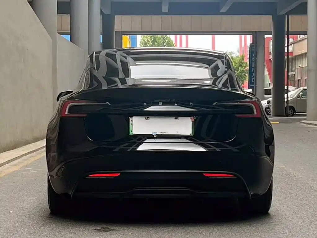 Tesla Model 3 — миниатюра 2