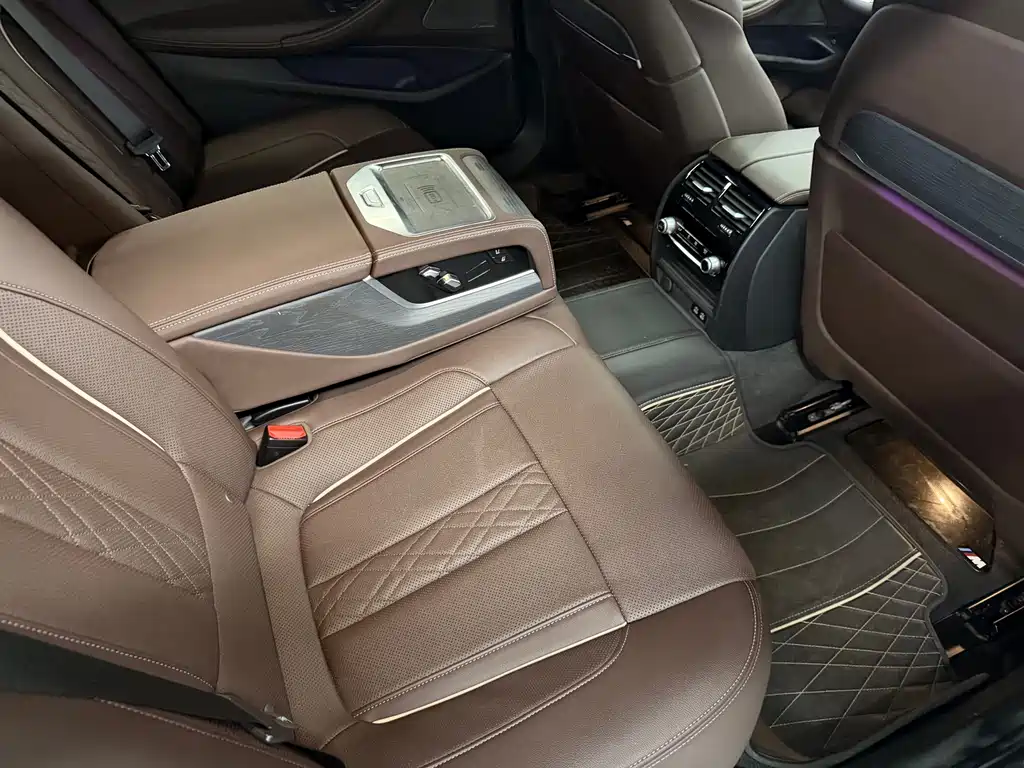 BMW 5 Series — миниатюра 10