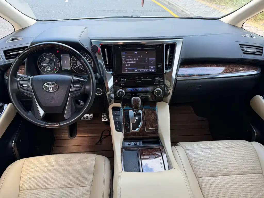 Toyota Alphard — миниатюра 9